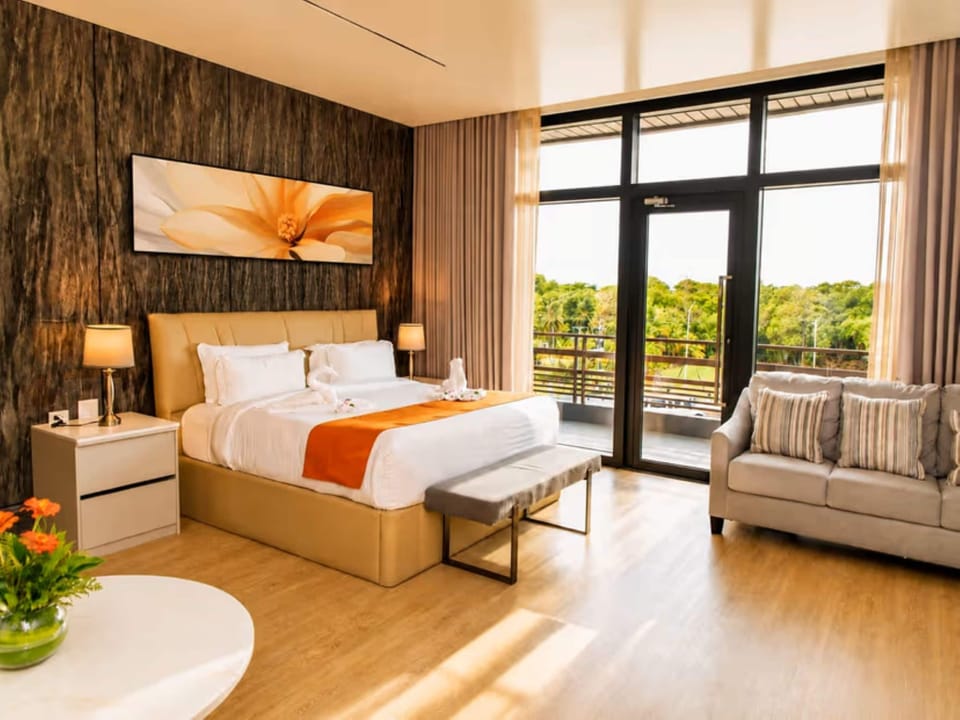 Junior Executive Suite | Tempur-Pedic beds, in-room safe, blackout drapes, soundproofing