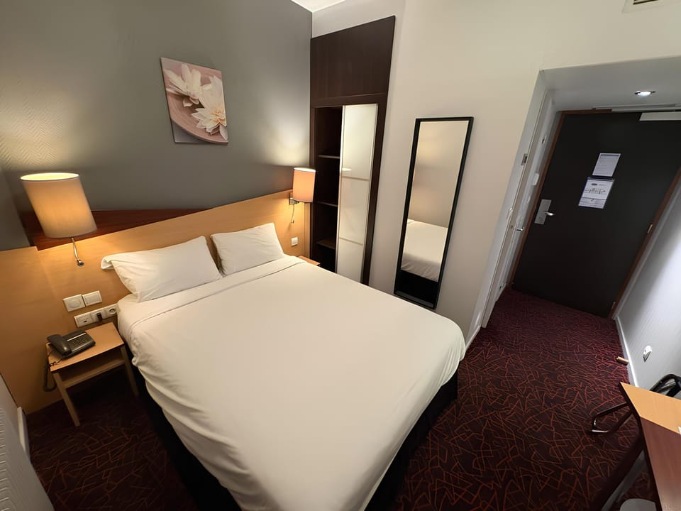 Standard Room, 1 Double Bed | Individually furnished, desk, blackout drapes, soundproofing