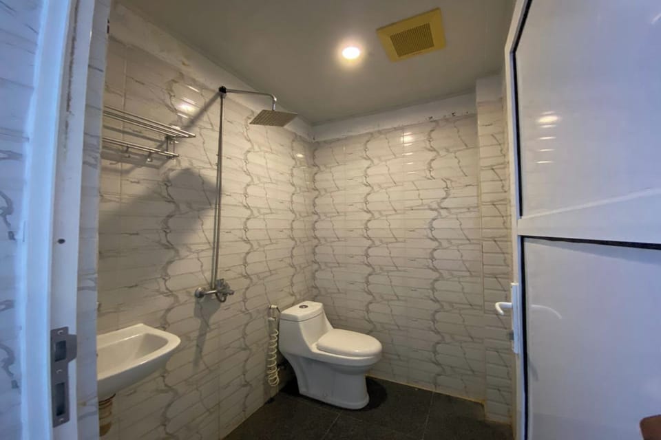 Shower, towels