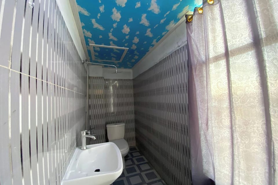 Standard Room | Bathroom | Shower, towels