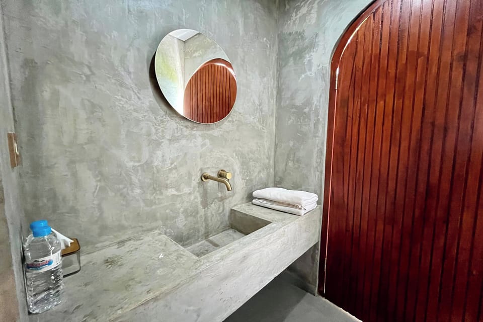 Shower, rainfall showerhead, free toiletries, hair dryer