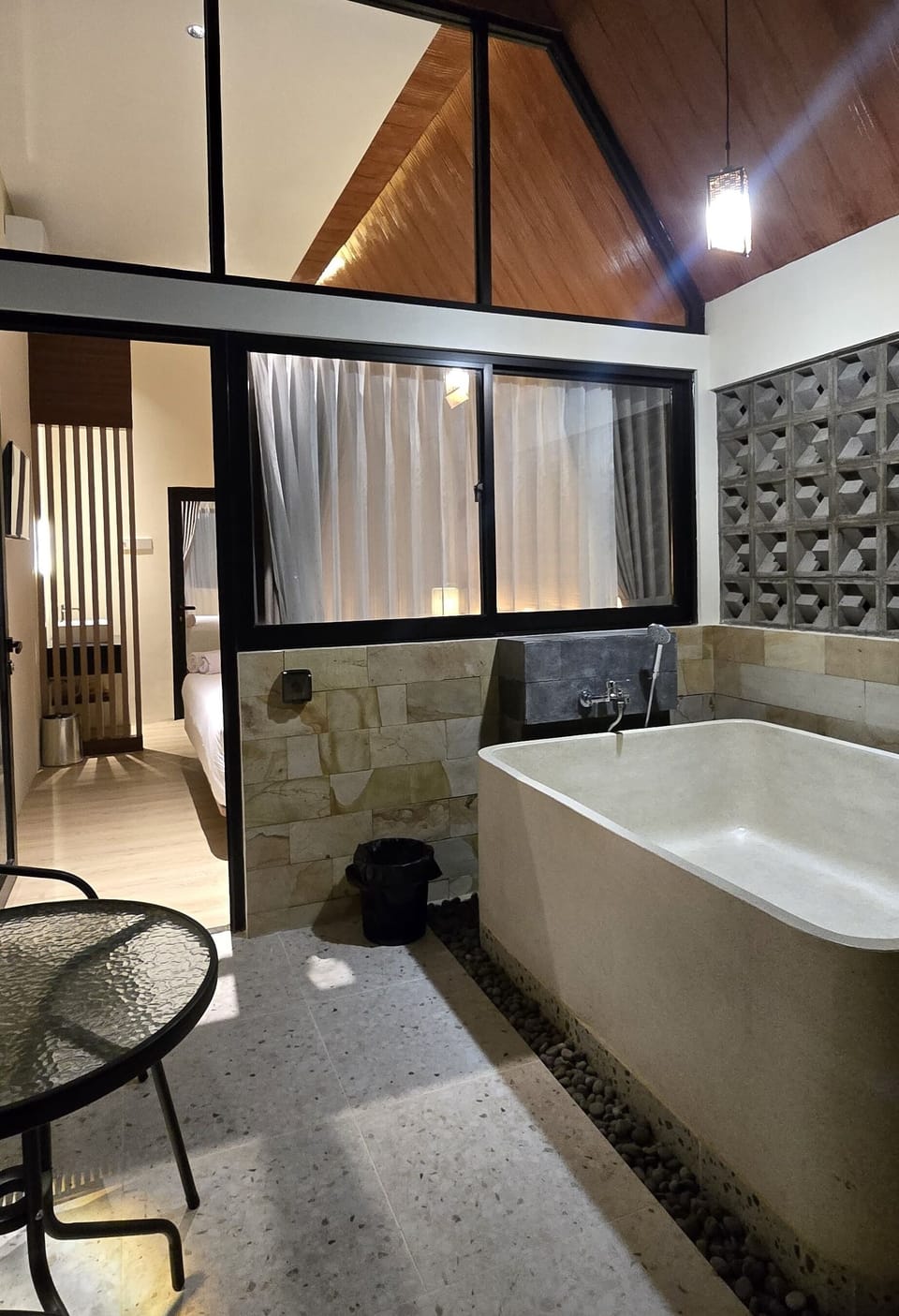 Suite Cabin | Bathroom | Shower, rainfall showerhead, free toiletries, slippers