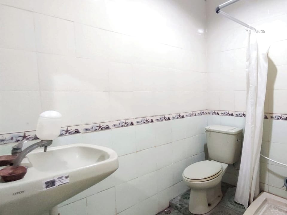 Deluxe Room | Bathroom | Shower, free toiletries, slippers, towels