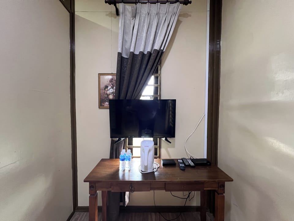 Premium Suite | Desk, iron/ironing board, bed sheets