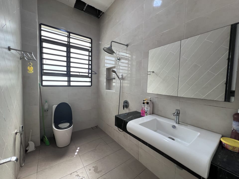 Deluxe Room, 1 King Bed | Bathroom | Shower, hair dryer, bidet, towels