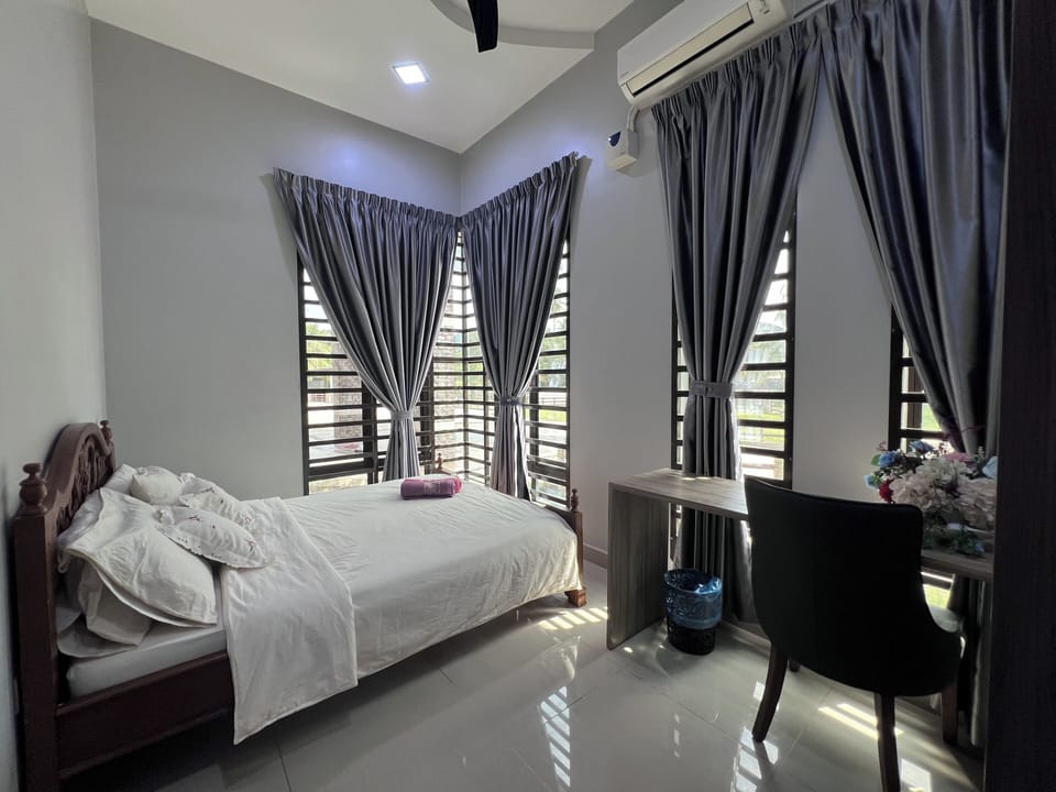 Suite | Desk, iron/ironing board, bed sheets