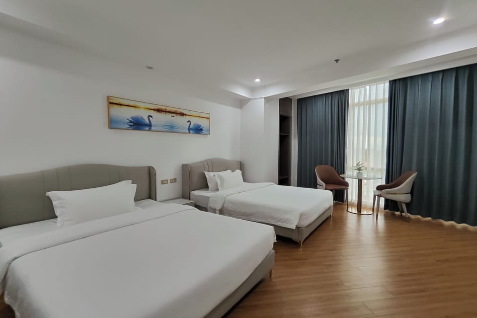 Deluxe Suite | Desk, iron/ironing board, free WiFi, bed sheets