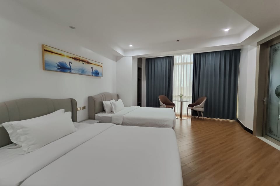 Deluxe Suite | Desk, iron/ironing board, free WiFi, bed sheets