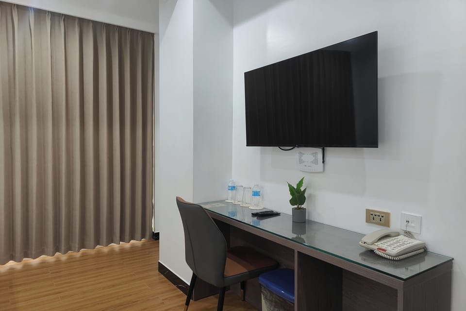 Standard Suite | Desk, iron/ironing board, free WiFi, bed sheets