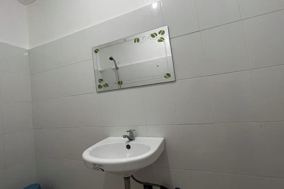 Family Room | Bathroom | Shower, rainfall showerhead, towels