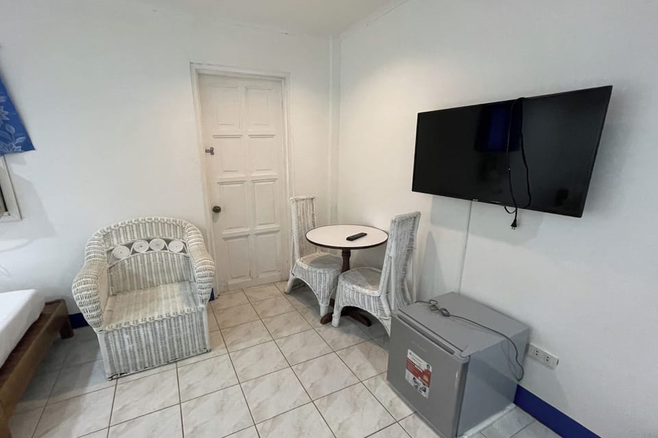 Family Room | Desk, iron/ironing board, WiFi (free), bed sheets