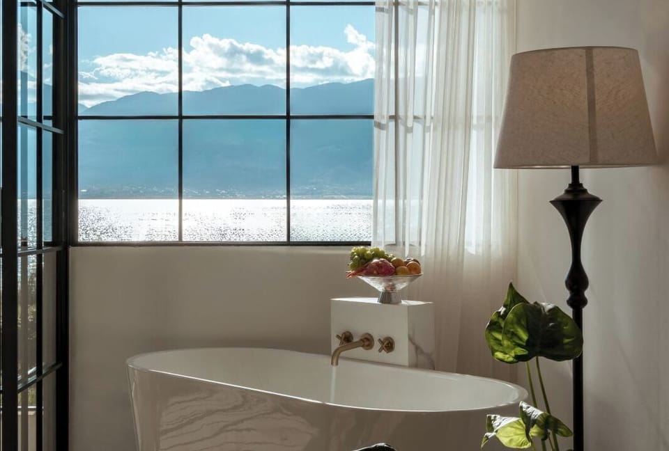Elite Twin Room | Bathroom | Free toiletries, hair dryer, bathrobes, slippers