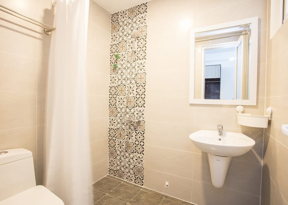 Deluxe Double Room, City View | Bathroom | Shower, free toiletries, hair dryer, slippers