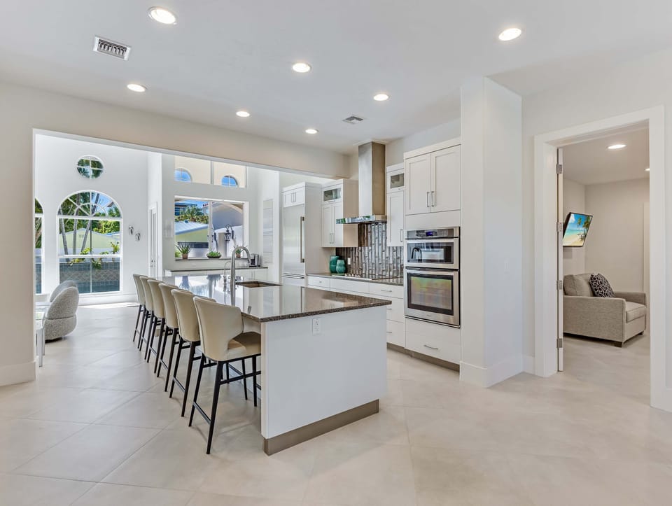 Additional seating for up to 6 guests at the modern kitchen island