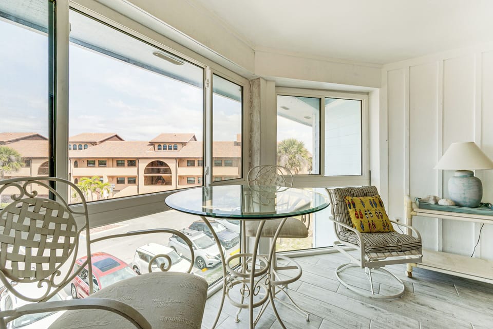 Screened Balcony | Dining Area