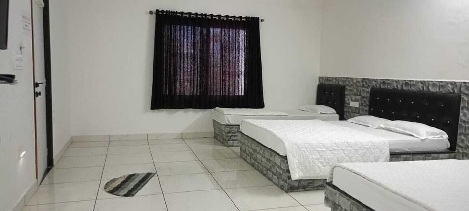 Six Bedded Room | Free WiFi