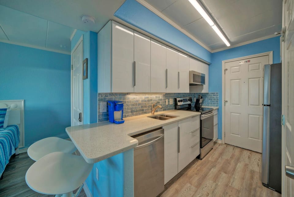 Contemporary kitchen with integrated oven, stove & washer. (Bubbly Blew)