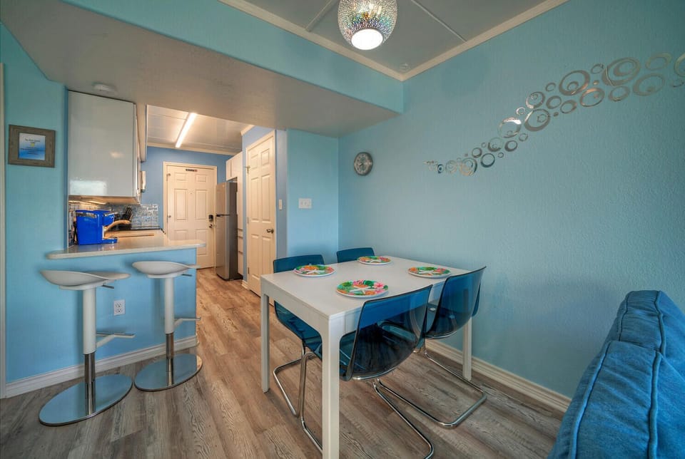 4-seater dining area with full kitchen access. (Bubbly Blew)