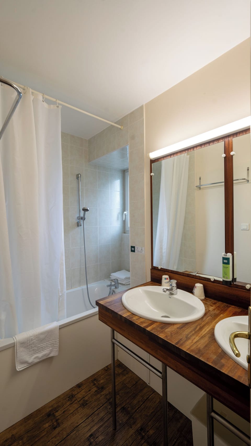 Classic Quadruple Room | Bathroom