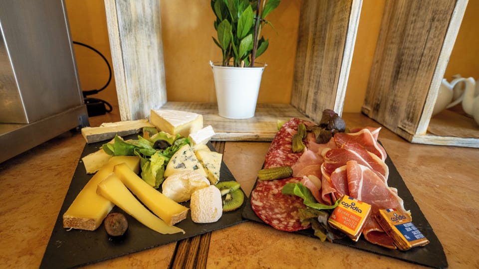 Daily buffet breakfast for a fee