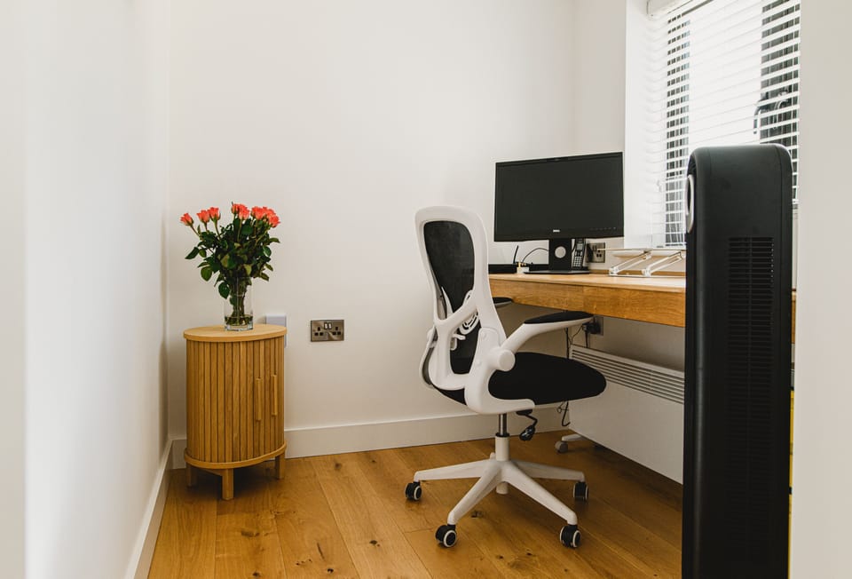 Heron House, Newquay. First floor: There is also a separate study room, with a desk, printer and views over the estuary, should you need to work while away