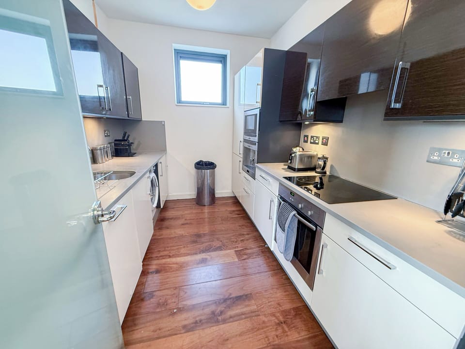 Modern kitchen near King’s Cross & Upper Street, fully stocked for home cooking.