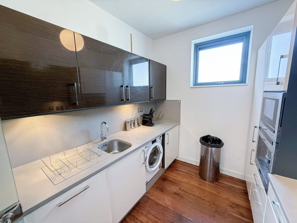 Modern kitchen near King’s Cross & Upper Street, fully stocked for home cooking.