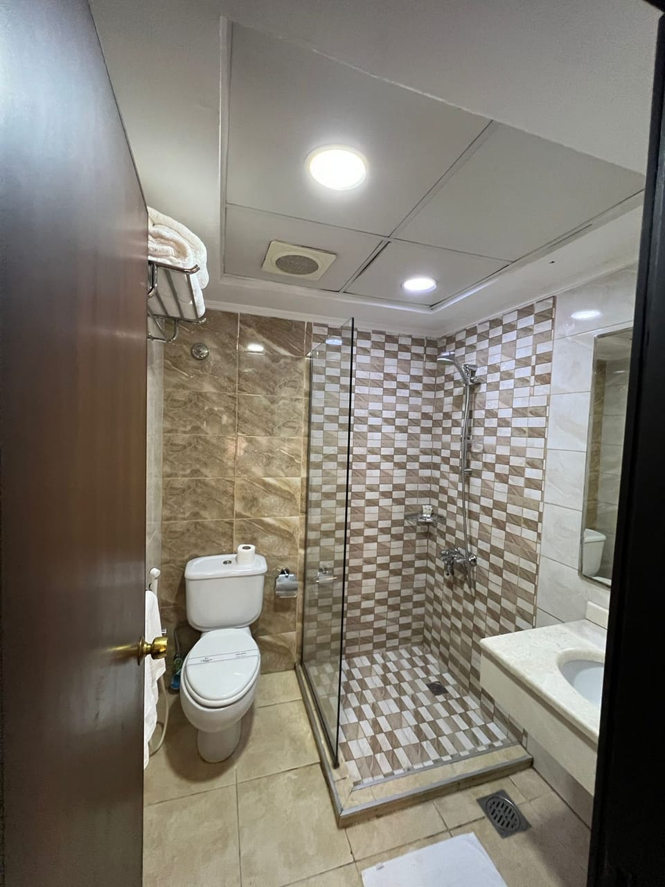 Economy Quadruple Room | Bathroom | Separate tub and shower, towels, soap, shampoo