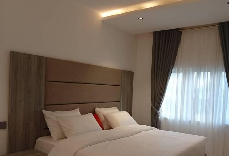 Executive Room | Desk, laptop workspace, free WiFi, bed sheets