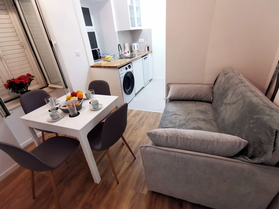 City Apartment, City View | Living room | 90-cm Smart TV with cable channels