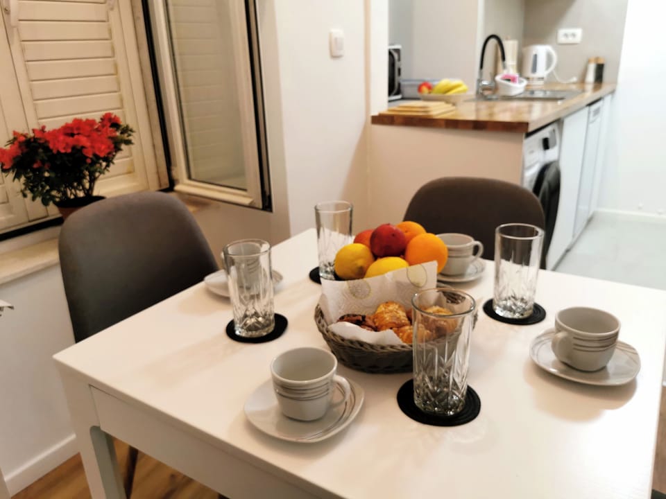 City Apartment, City View | Dining room