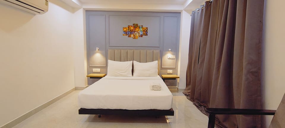 Egyptian cotton sheets, premium bedding, in-room safe, desk