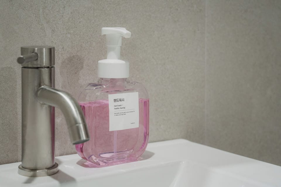 Deluxe Twin Room, Private Bathroom | Bathroom | Free toiletries, hair dryer, bathrobes, slippers