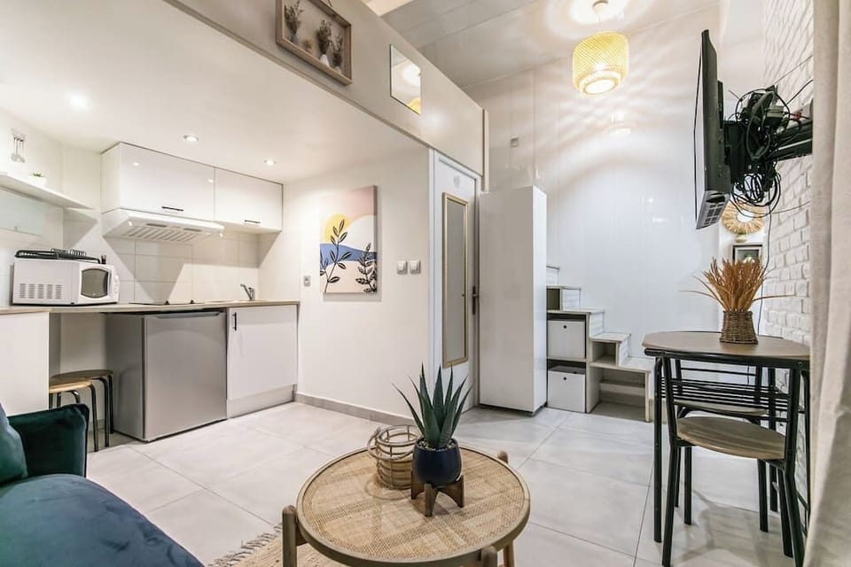 Salon avec cuisine équipée 
