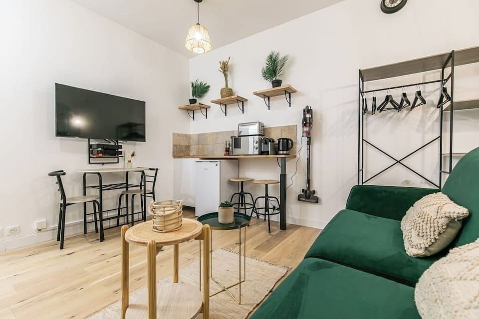 Salon avec cuisine équipée et coin repas (5)