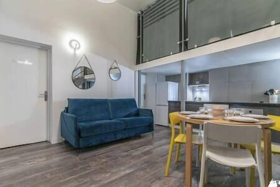 Salon avec chambre en mezzanine (4)