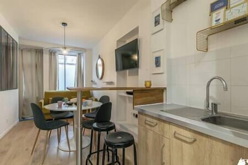 Salon avec cuisine équipée 
