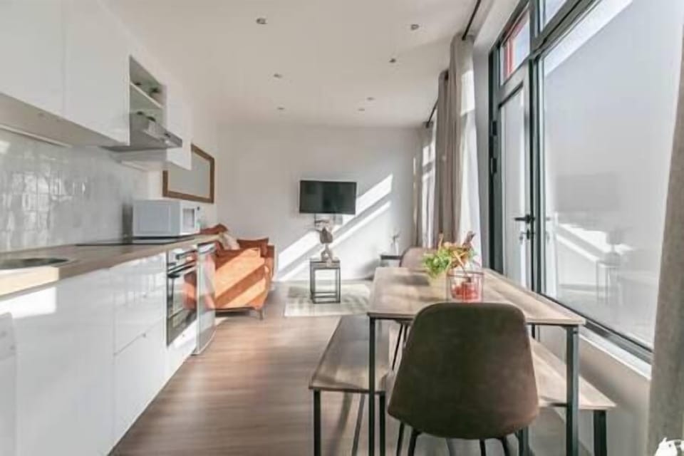 Cuisine équipée avec coin repas (2)
