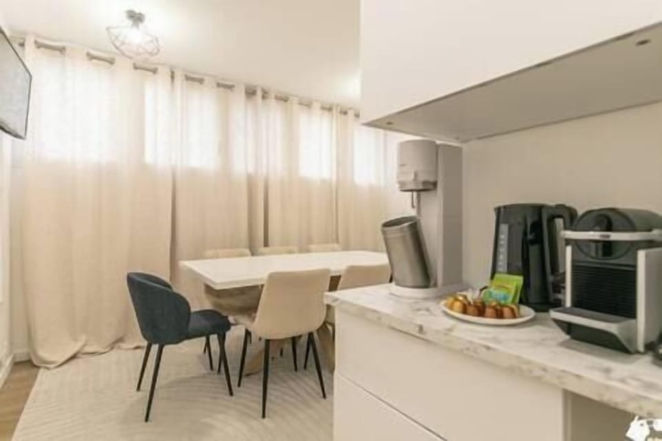 Cuisine équipée avec coin repas (2)