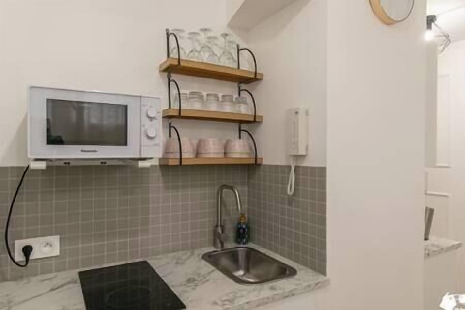 Cuisine équipée avec coin repas (5)