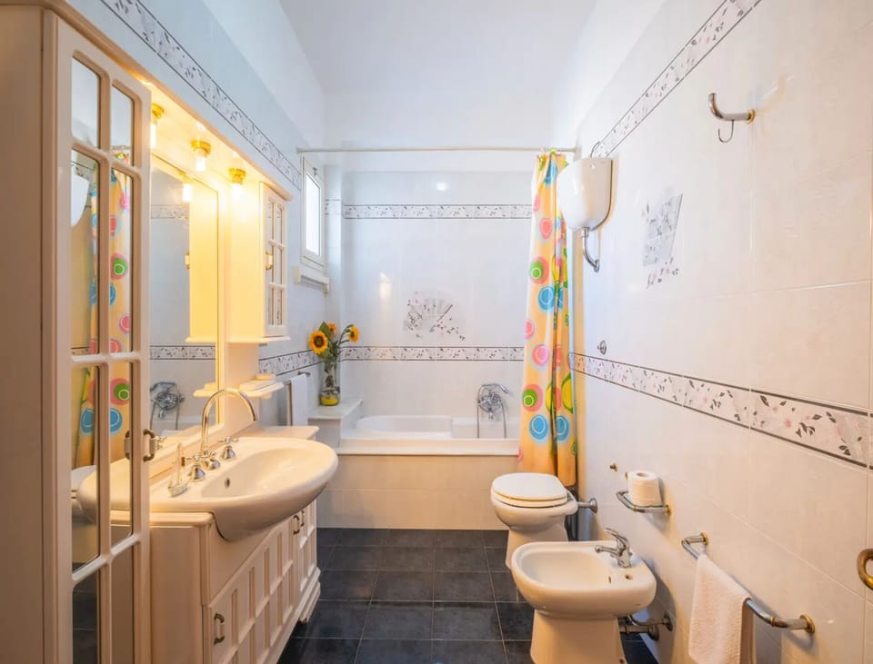 Room, 1 Bedroom, Smoking, Patio | Bathroom