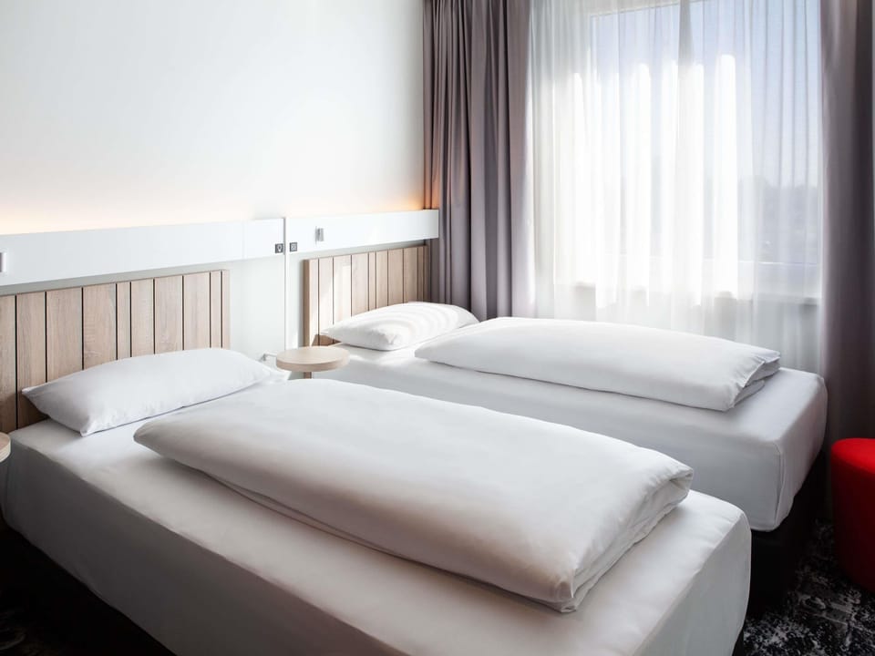 Standard Room, 2 Twin Beds | Blackout drapes, soundproofing, free WiFi, bed sheets