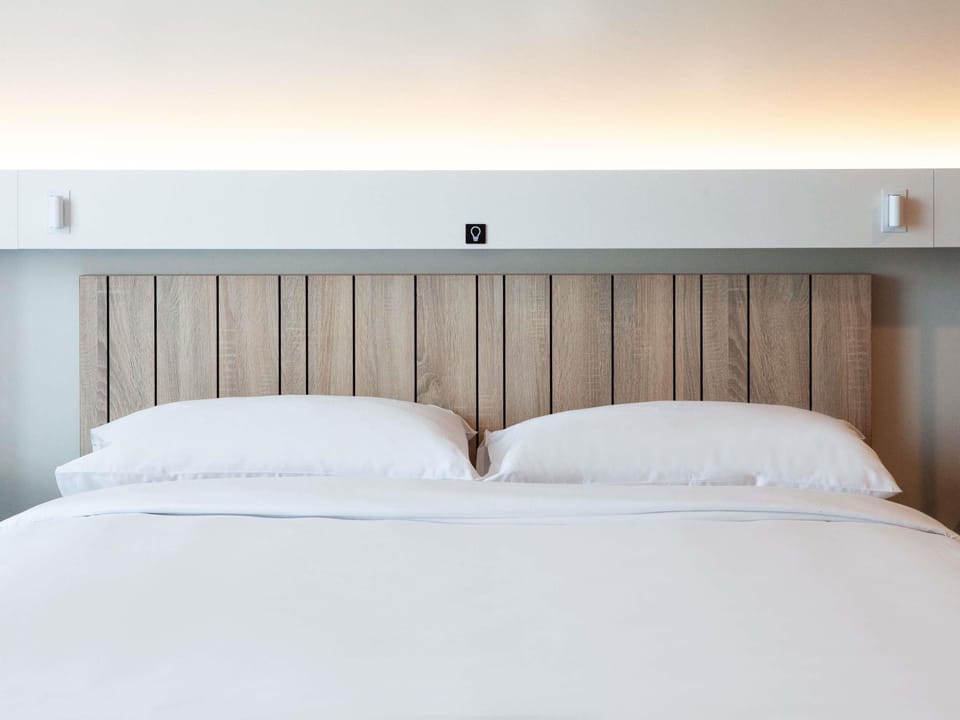 Blackout drapes, soundproofing, free WiFi, bed sheets