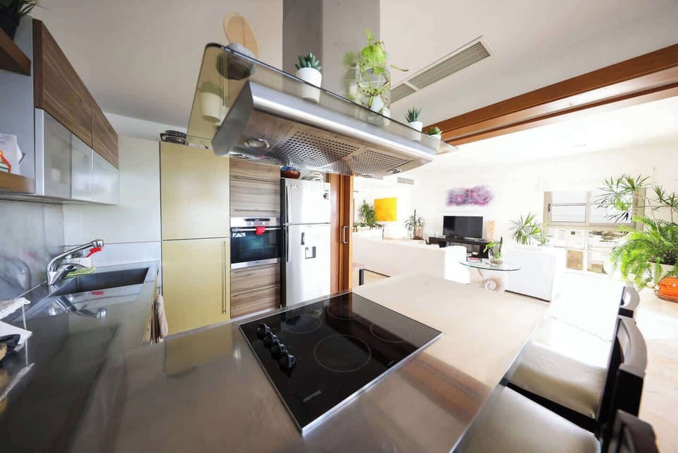 Modern fully equipped kitchen to prepare delicious meals. 
