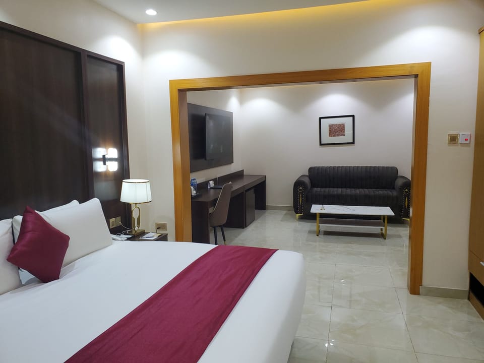 Suite, Non Smoking | In-room safe, desk, laptop workspace, soundproofing