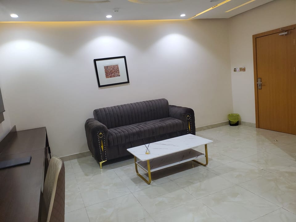 Suite, Non Smoking | In-room safe, desk, laptop workspace, soundproofing