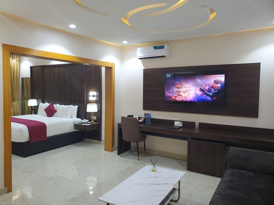 Suite, Non Smoking | In-room safe, desk, laptop workspace, soundproofing