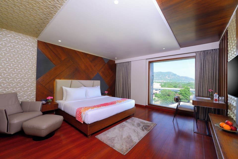 Executive Room, 1 King Bed | Premium bedding, desk, laptop workspace, soundproofing