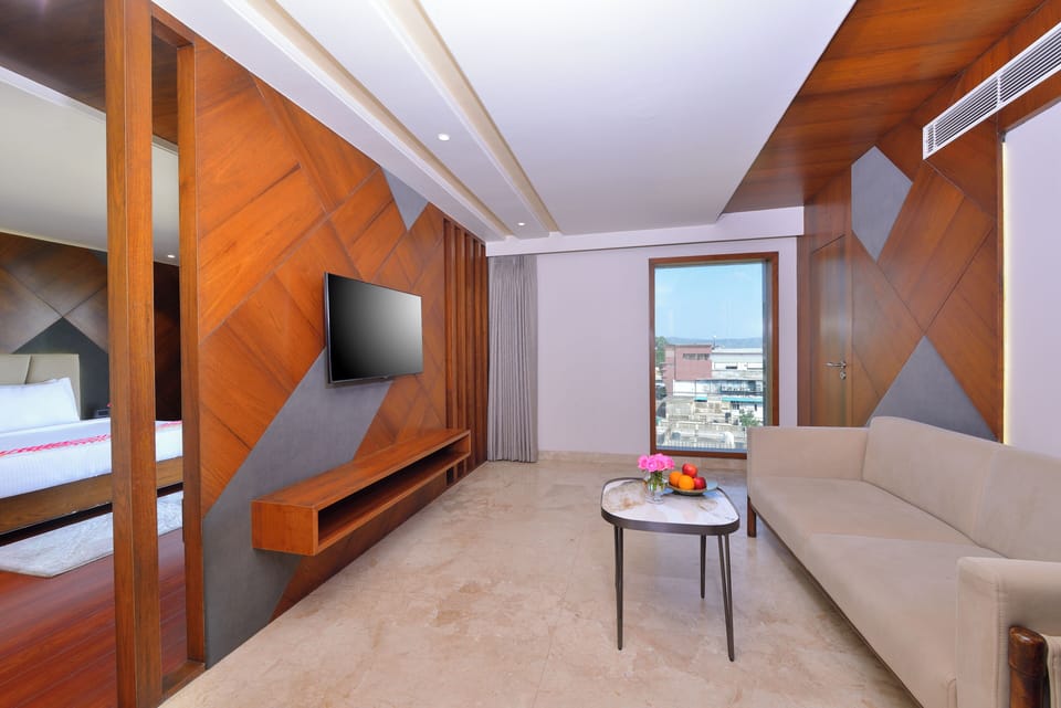 Executive Room, 1 King Bed | Premium bedding, desk, laptop workspace, soundproofing