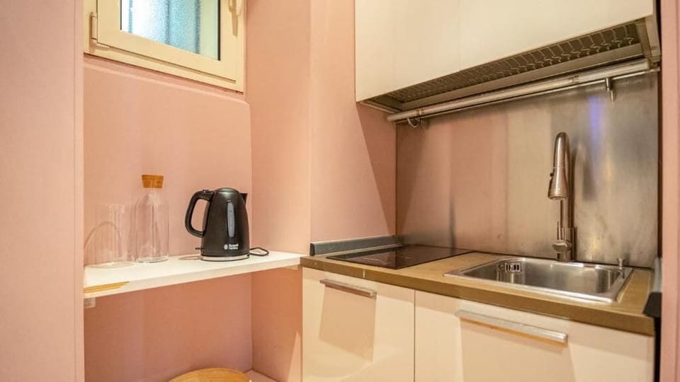 City Apartment, 1 Queen Bed with Sofa bed | Private kitchen | Electric kettle